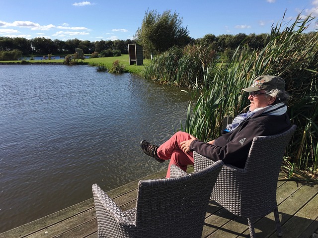 缺乏团结的 缺乏团结的